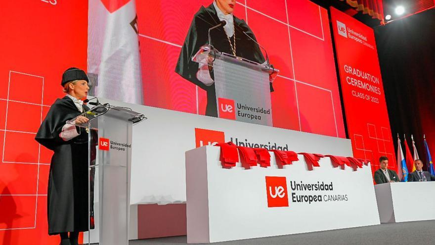 La rectora de la UEC, Cristiana Oliveira, durante uno de los actos de graduación de los alumnos egresados.  | | E.D.