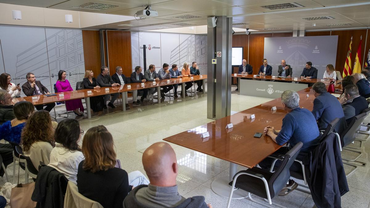 Un momento de la presentación del acuerdo entre el Consell y Airbnb.