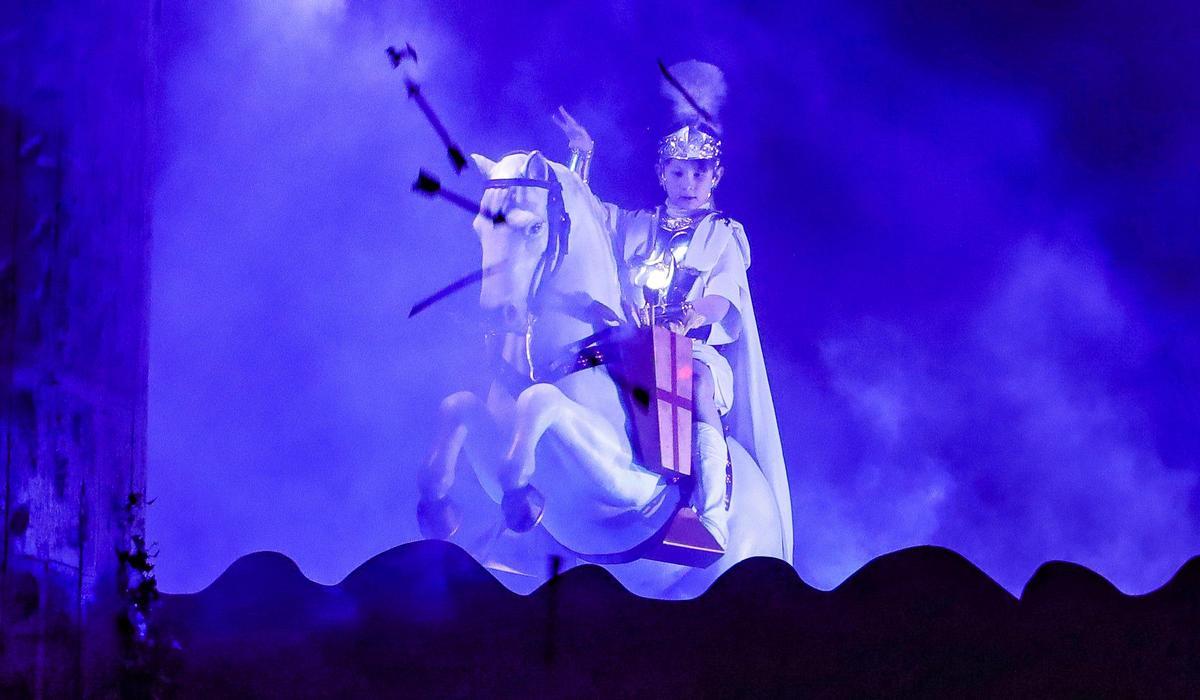 Sant Jordi aparece en el castillo con su nuevo corcel