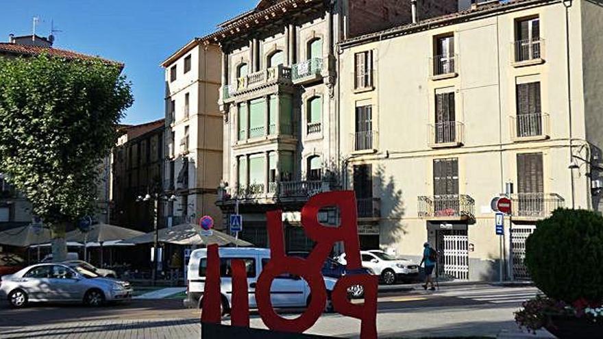 «Ripoll», la paraula que presideix la plaça del Monestir, llegida del revés des d&#039;aquesta perspectiva.