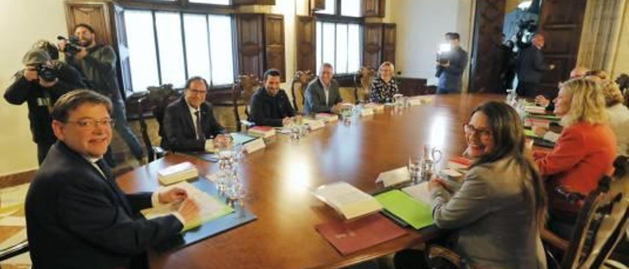 Puig y Oltra sonríen, ayer, antes del último pleno del Consell del Botànic.