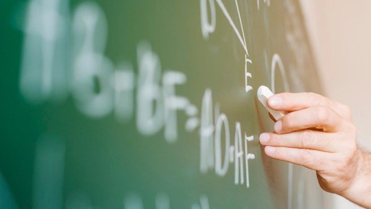 Un docente usa una pizarra durante la clase.