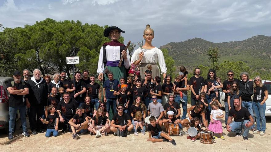 Soldó i Carol prenen el relleu com a gegants de Vallbona d’Anoia després del seu bateig