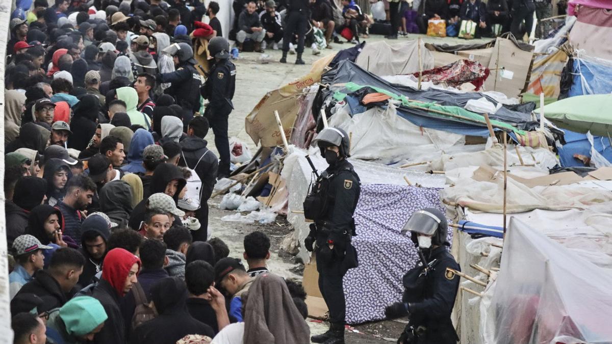El Gobierno asegura que la playa Benítez de Ceuta ya está limpia tras el último realojo y eleva a 213 los menores reubicados en la península