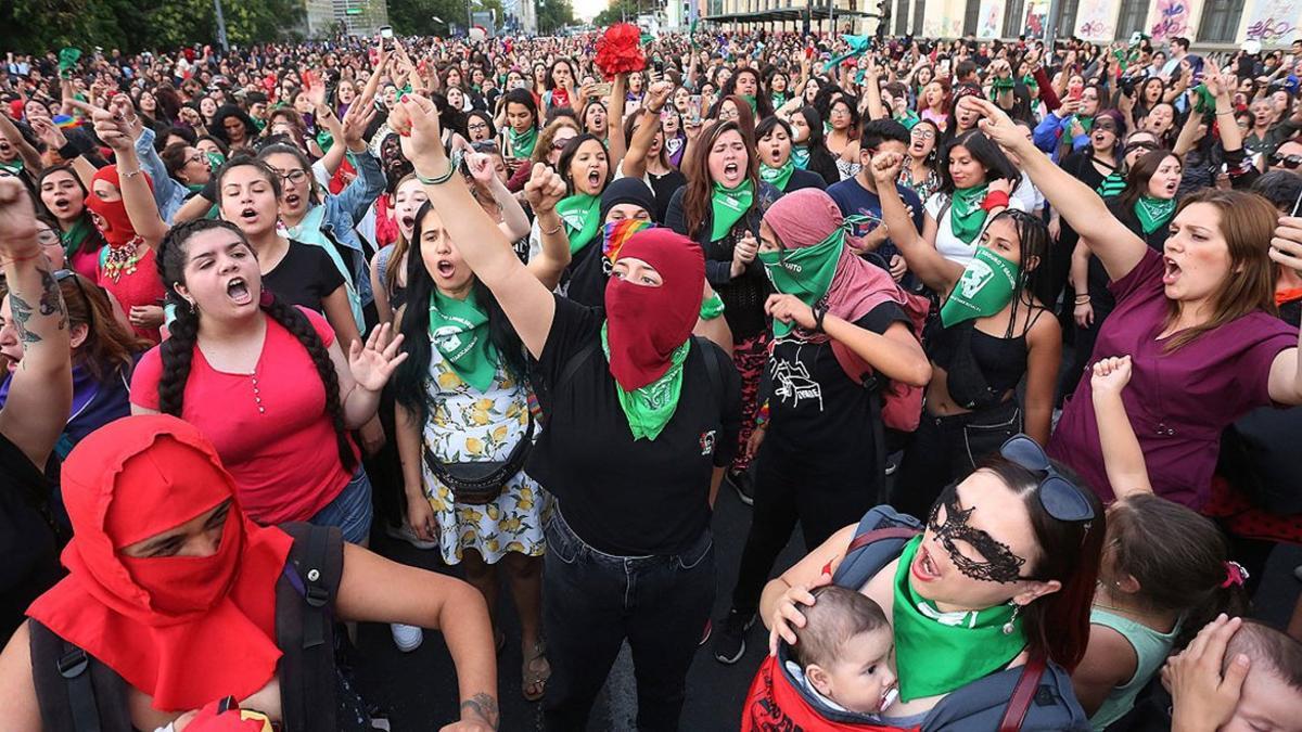 Numerosas mujeres cantan y bailan 'Un violador en tu camino', del grupo feminista Las Tesis, el jueves en Santiago de Chile