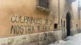 El Govern condena y denuncia las pintadas de Arran en la fachada de Turismo