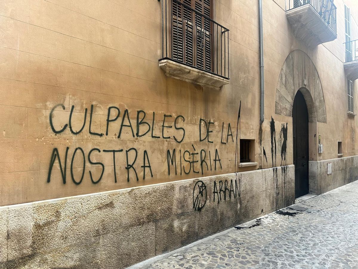 Pintada de Arran en la fachada de la Conselleria de Turismo