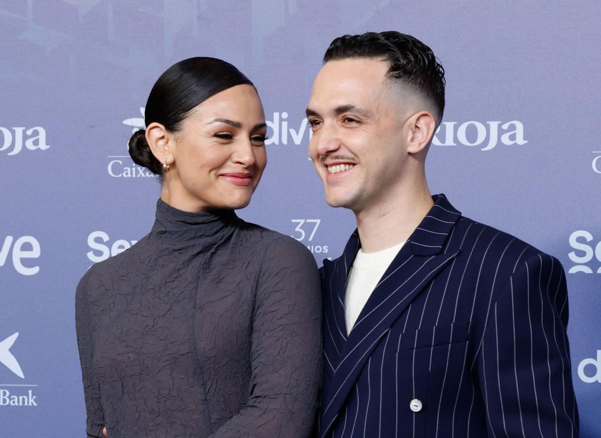 C. Tangana y su novia, Rocío Aguirre, sonríen en los Premios Goya 2023