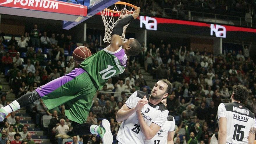 Will Thomas se cuelga del aro tras realizar un mate ante el Bilbao Basket.