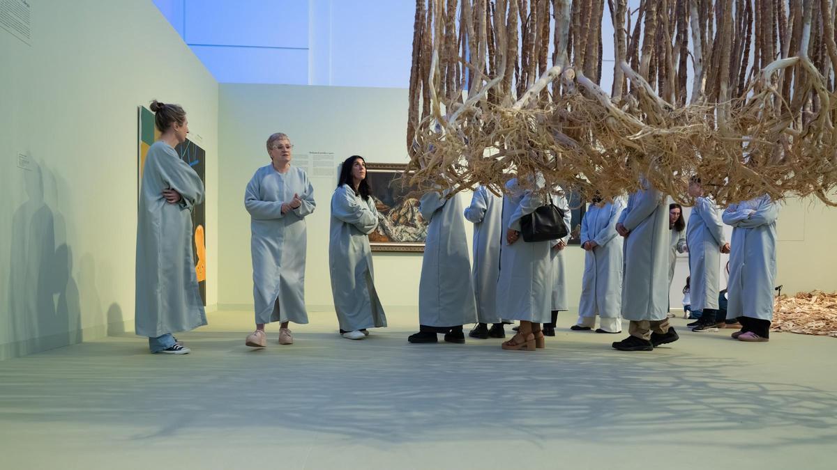 Un grupo de personas visitando la exposición 'As estacións do ano'.
