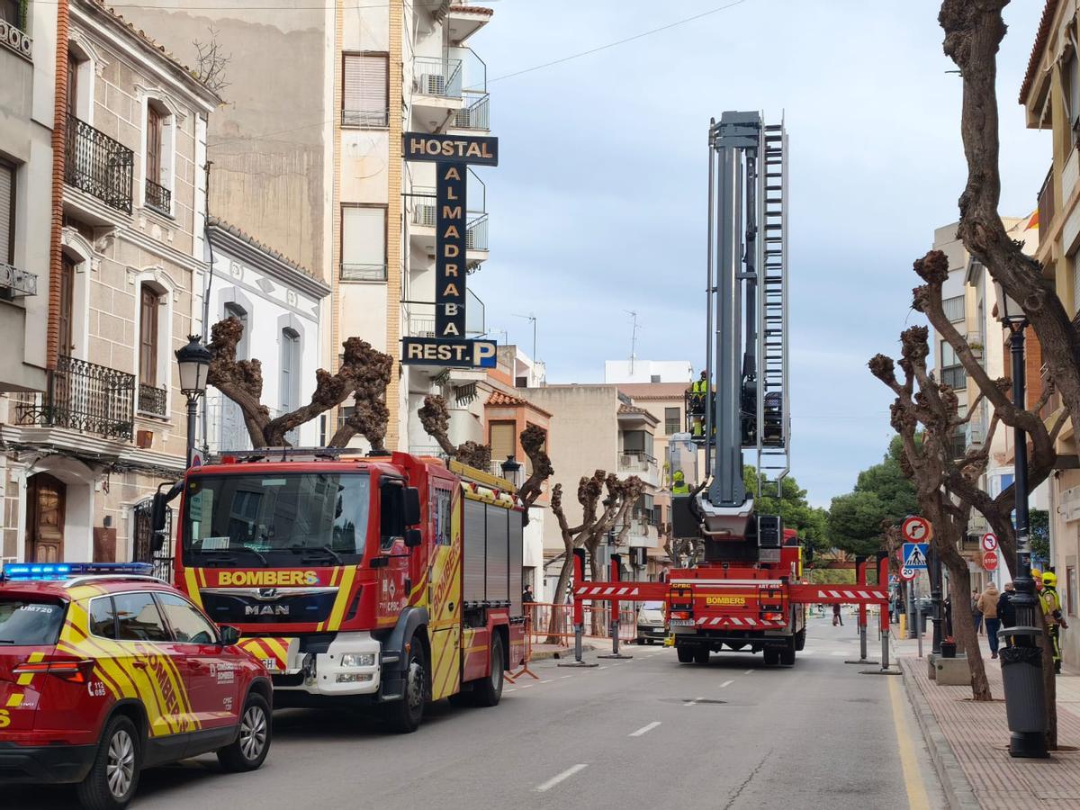 Se desprende la fachada de un hotel en Benicàssim Se desprende la fachada de un hotel en Benicàssim