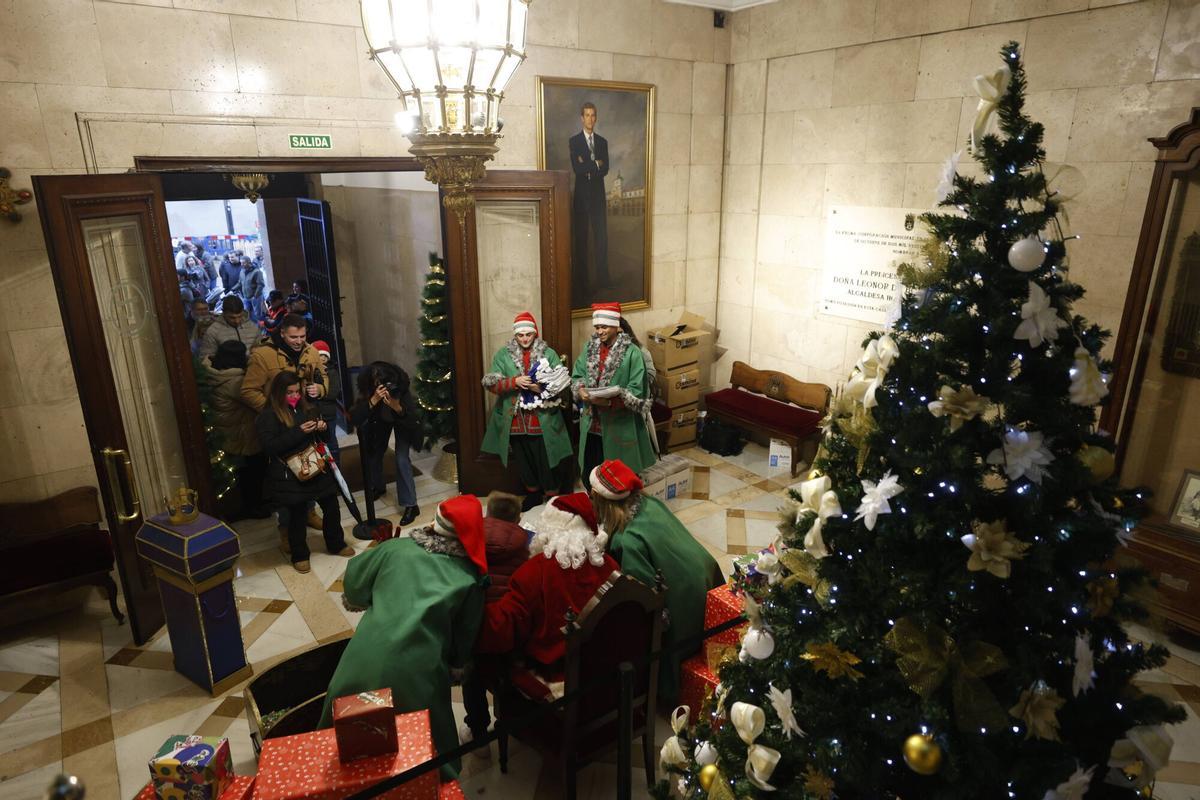 Papá Noel recibe a los niños en el Ayuntamiento de Oviedo tras suspenderse la Cabalgata