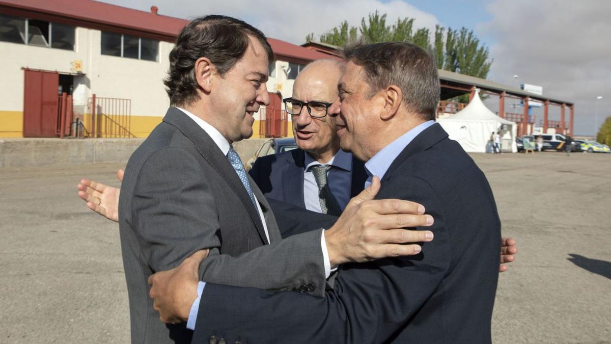 El presidente Mañueco, a la izquierda, saluda al ministro de Agricultura, Luis Planas (izquierda) junto al presidente de la Diputación de Salamanca, Javier Iglesias, en el centro de la imagen. | David Arranz - Ical