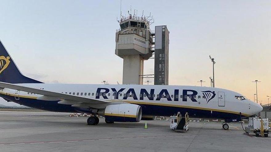 Ryanair mantiene su base en Gerona tras pactar un recorte con los trabajadores