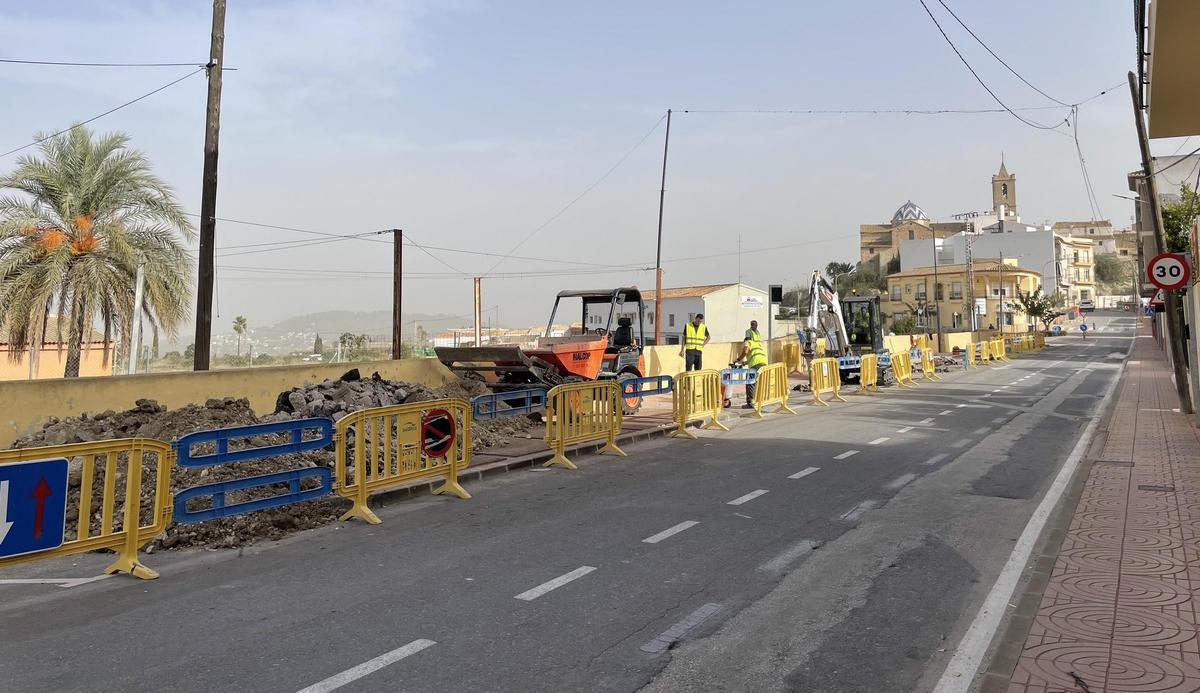 Se plantarán árboles y se creará un pasillo verde de sombra en una acera ahora abierta y con mucha insolación