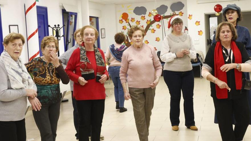 Baile para festejar las fiestas en Llaranes | MIKI LÓPEZ