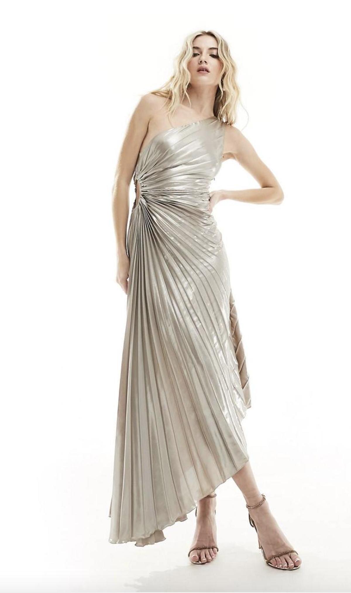Vestido plateado plisado y asimétrico de Mango