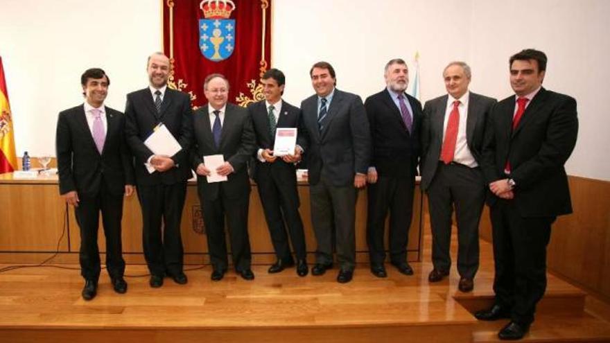 Bello Janeiro (en el centro), junto al alcalde de A Coruña y otros asistentes a la presentación.