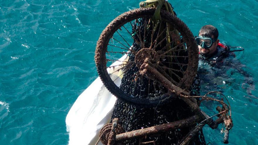 El Servicio de Inspección Pesquera de Canarias llevó a cabo la limpieza de los fondos marinos de Caleta de Sebo con la ayuda de 46 buceadores voluntarios que retiraron unos 220 kilos de basura.