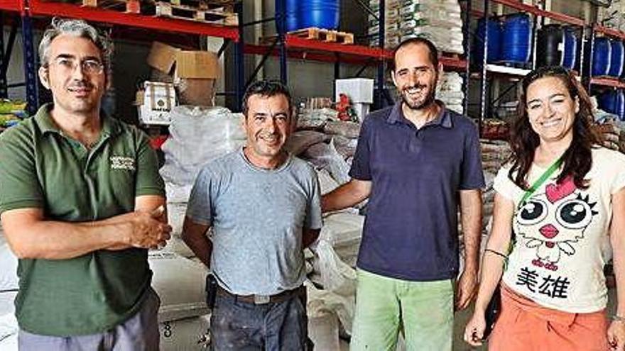 Carlos Marí, Jaume Escandell, con los técnicos, Andreu Vila y Antonia Blanes en la Cooperativa.