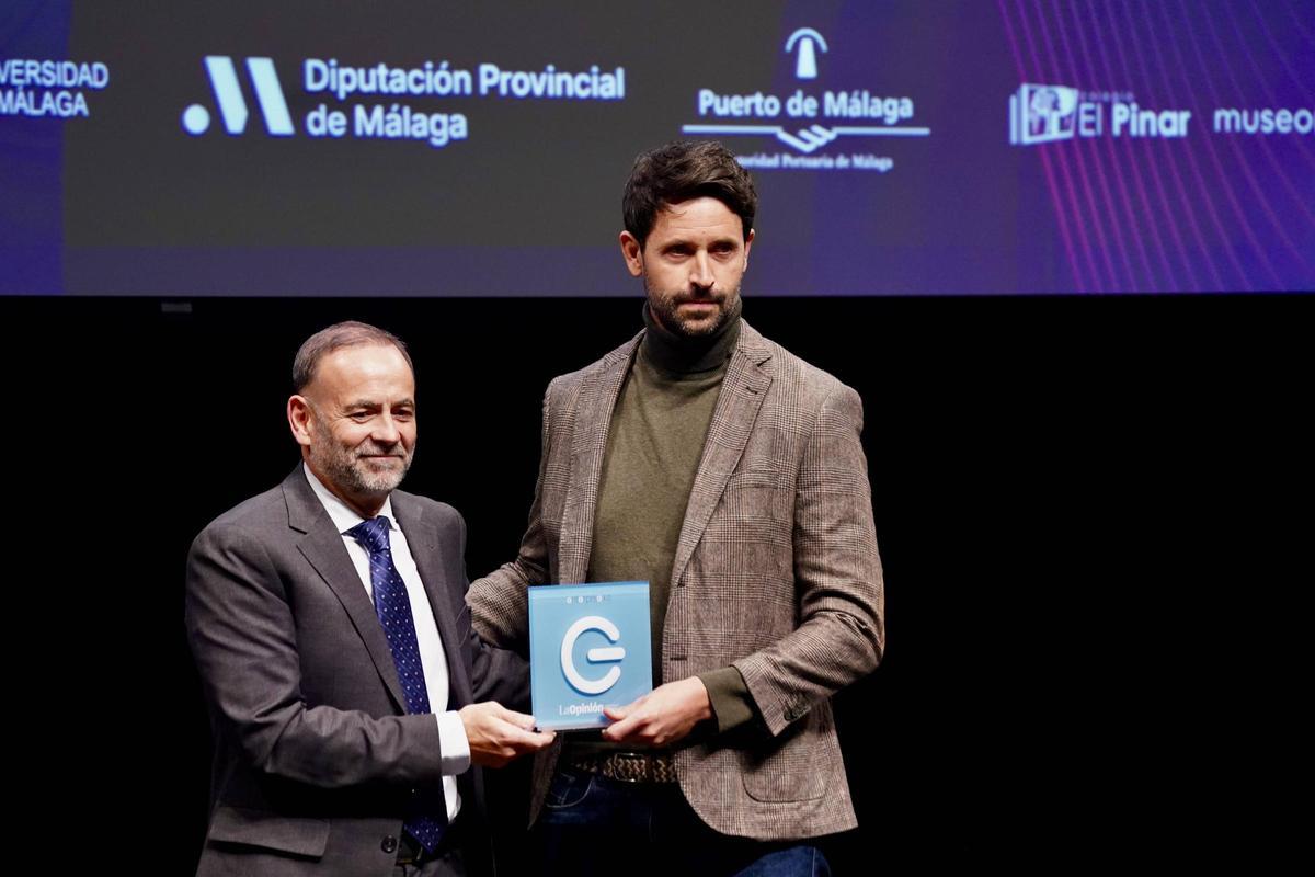 Juan Carlos Rubio, de la UMA, entregó el Premio a Andrés Martínez, de iUrban