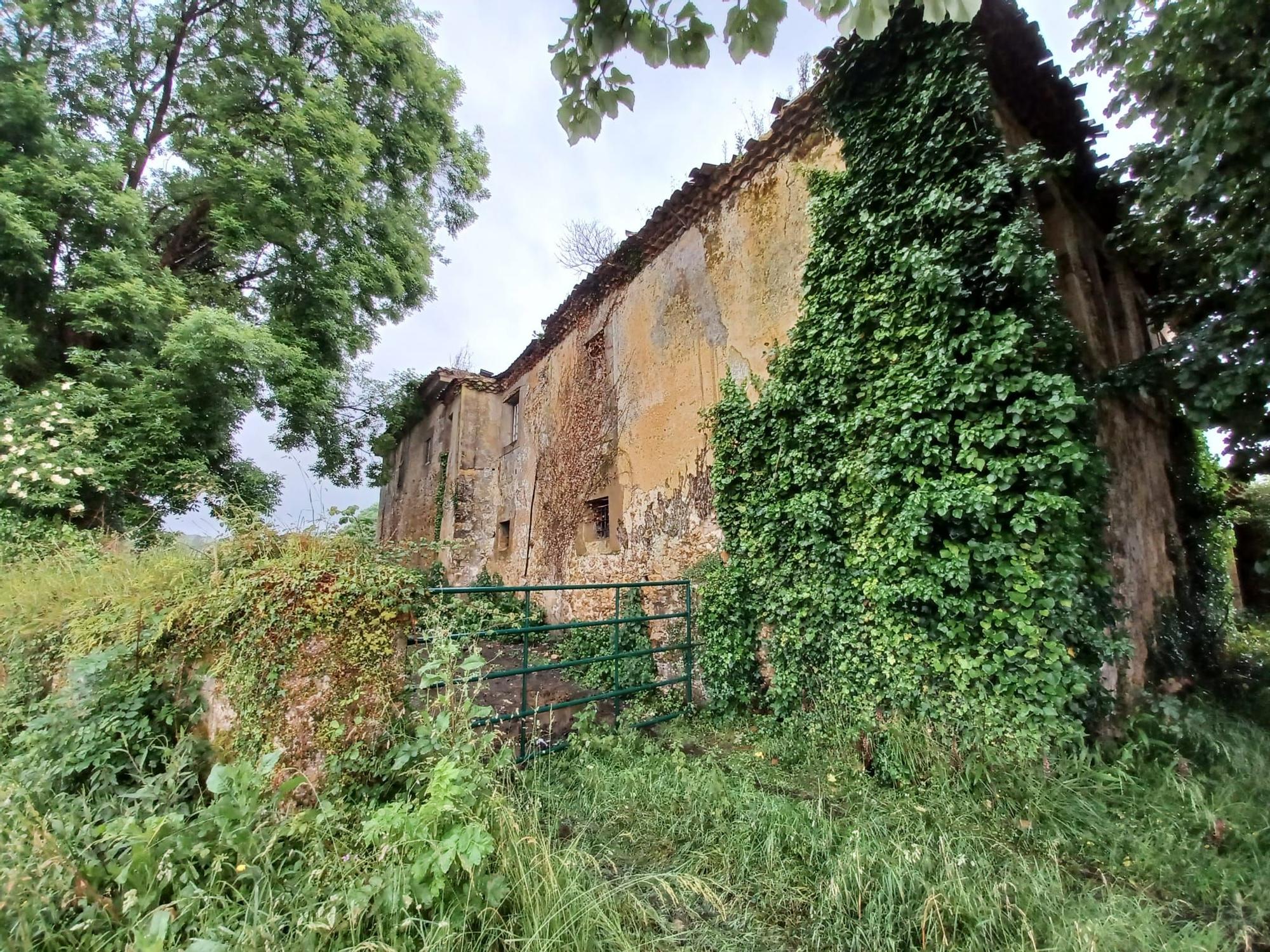 La casona de los Rodríguez de Pruvia en Llanera, el tesoro del siglo XVII oculto entre la maleza