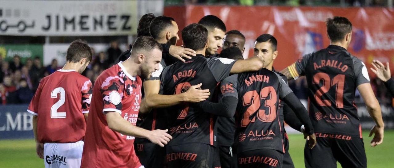 Los futbolistas del Mallorca celebran uno de los goles de Abdón ante el CD Autol.
