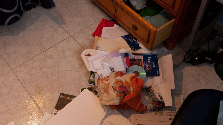 Estado de una habitación tras el asalto de ladrones en una vivienda.