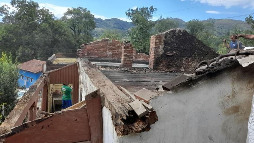 Restos de la casa tras el incendio