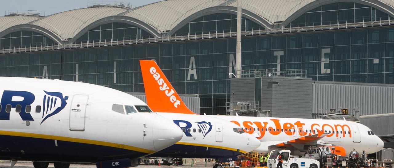 Aviones de Ryanair y Easyet estacionados en la plataforma del aeropuerto de Alicante-Elche