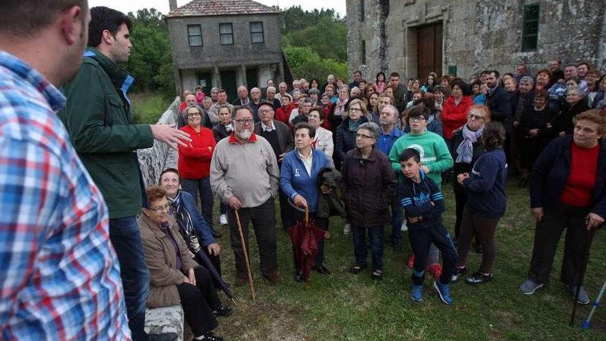 El 90% de los vecinos de Cereixo y Vinseiro firmó para pedir que siga el actual párroco. // Bernabé / Cris M.V.