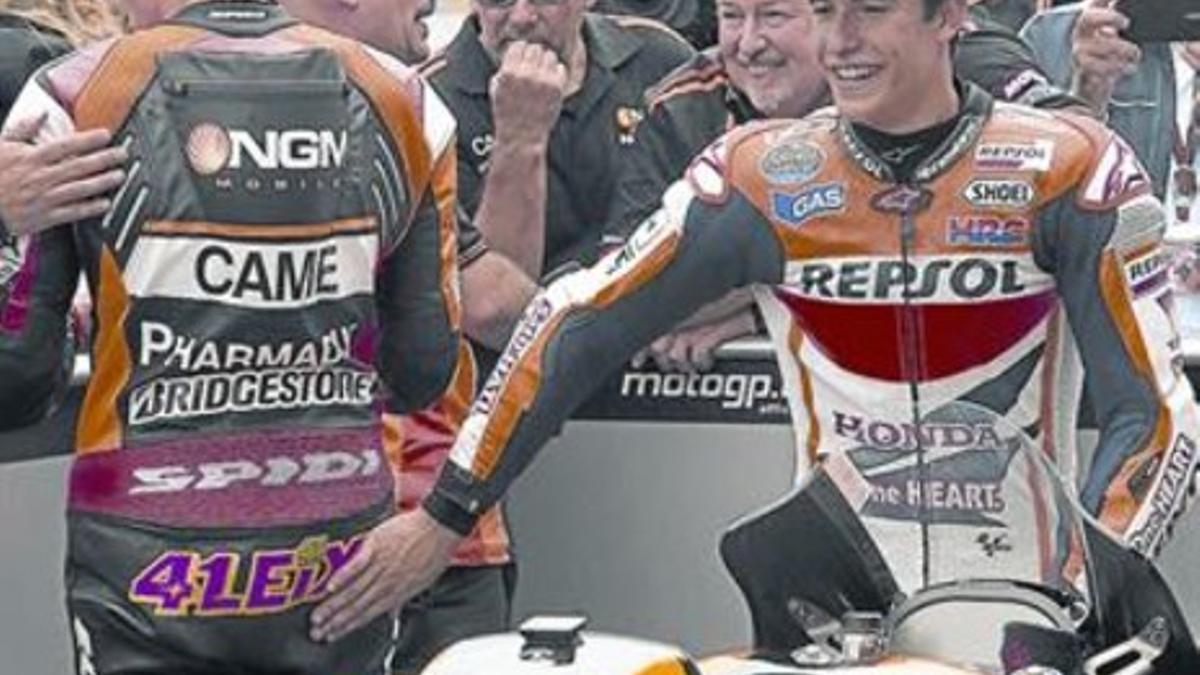 Marc Márquez felicita cariñosamente a Aleix Espargaró en el 'corralito' del circuito de Assen, ayer.