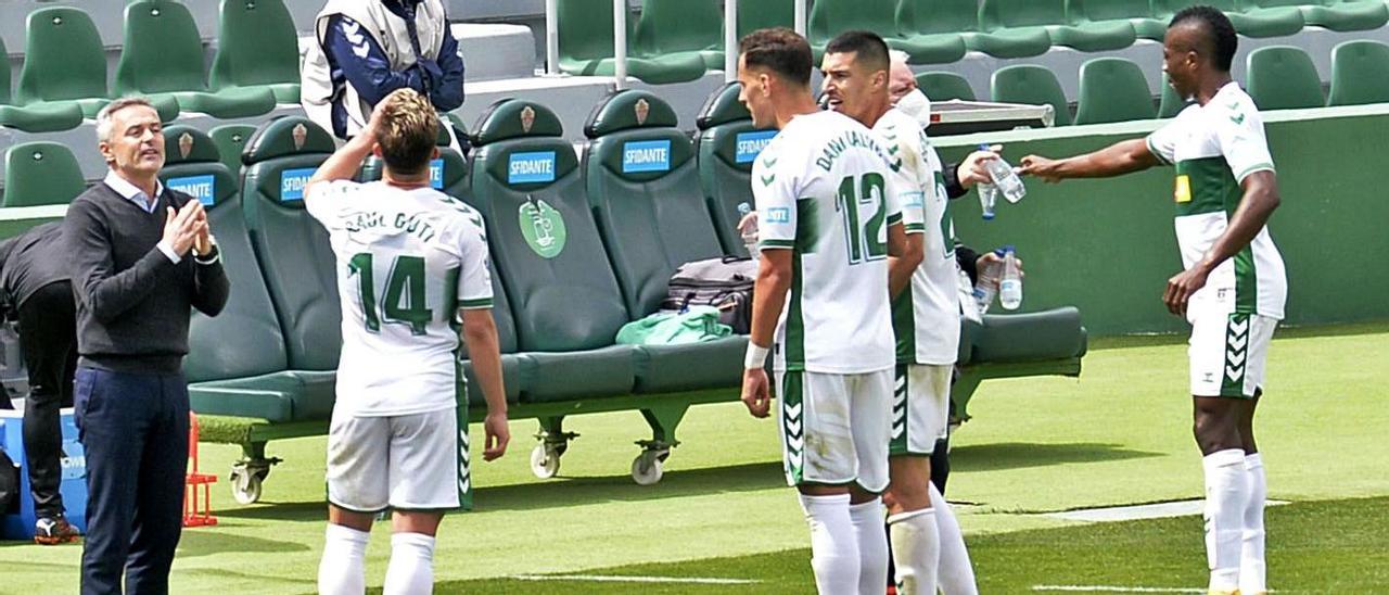 Escribá da instrucciones a sus jugadores durante un parón en el partido del pasado sábado.