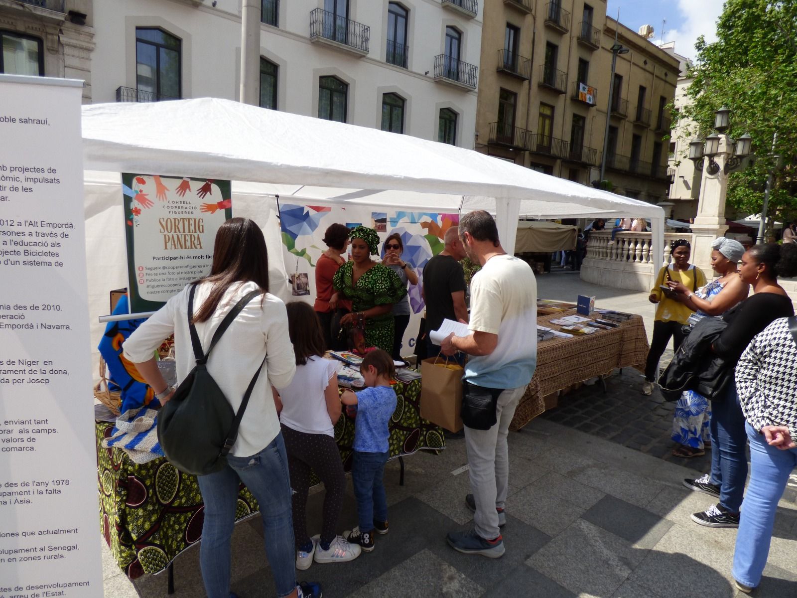 Figueres bull de gent amb les fires de carrer del Menestral