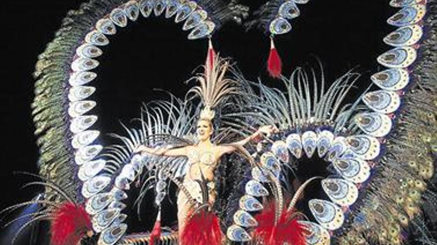 Desfiles y bailes hacen estallar la fiesta de las comparsas y los disfraces en Vinaròs