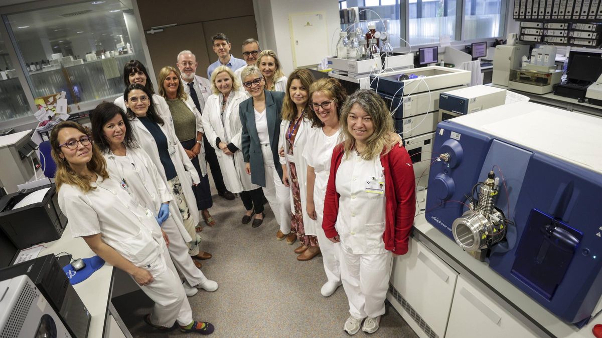 El equipo de bioquímica clínica del HUCA, con responsables hospitalarios y la consejera de Salud, Conchita Saavedra.