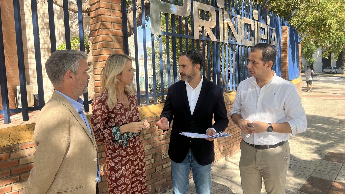 El portavoz socialista en el Ayuntamiento de Málaga, Daniel Pérez, en las instalaciones del Centro Principia junto con los diputados provinciales José Bernal y Patricia Alba; y el concejal del PSOE Rubén Viruel