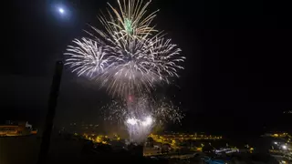 San Lorenzo pinta de colores el cielo pese a la alerta por riesgo de incendio