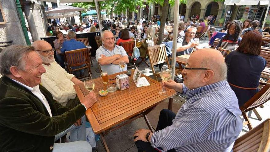 Un grupo de hombres se toma un vino en la Praza da Verdura, de las más frecuentadas por los pontevedresas por sus terrazas. // Gustavo Santos