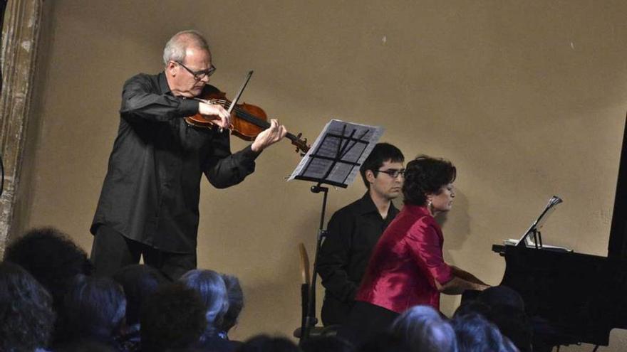 Yuri Nasushkin, al violín, y Lidia Stratulat, al piano, en el concierto de ayer en el Museo Arqueológico.