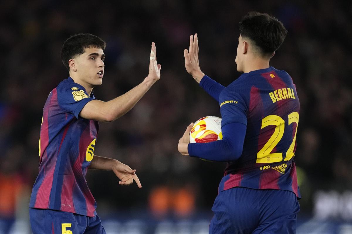 Pau Cubarsí felicita a Marc Bernal, autor de dos gols