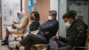 Catalunya obliga a usar mascarilla en hospitales, CAP y residencias para contener la gripe