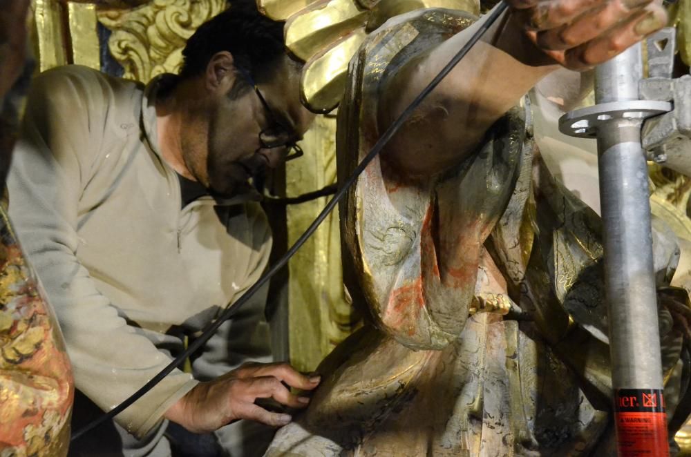 Els treballs de restauració del retaule major del Santuari del Miracle de Riner