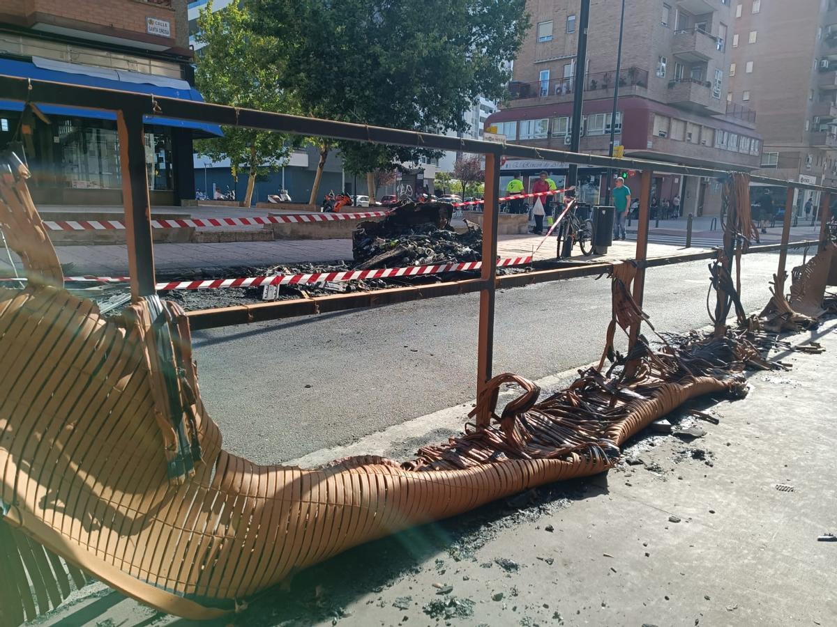 Varios contenedores quemados en la calle Santa Orosia de Zaragoza