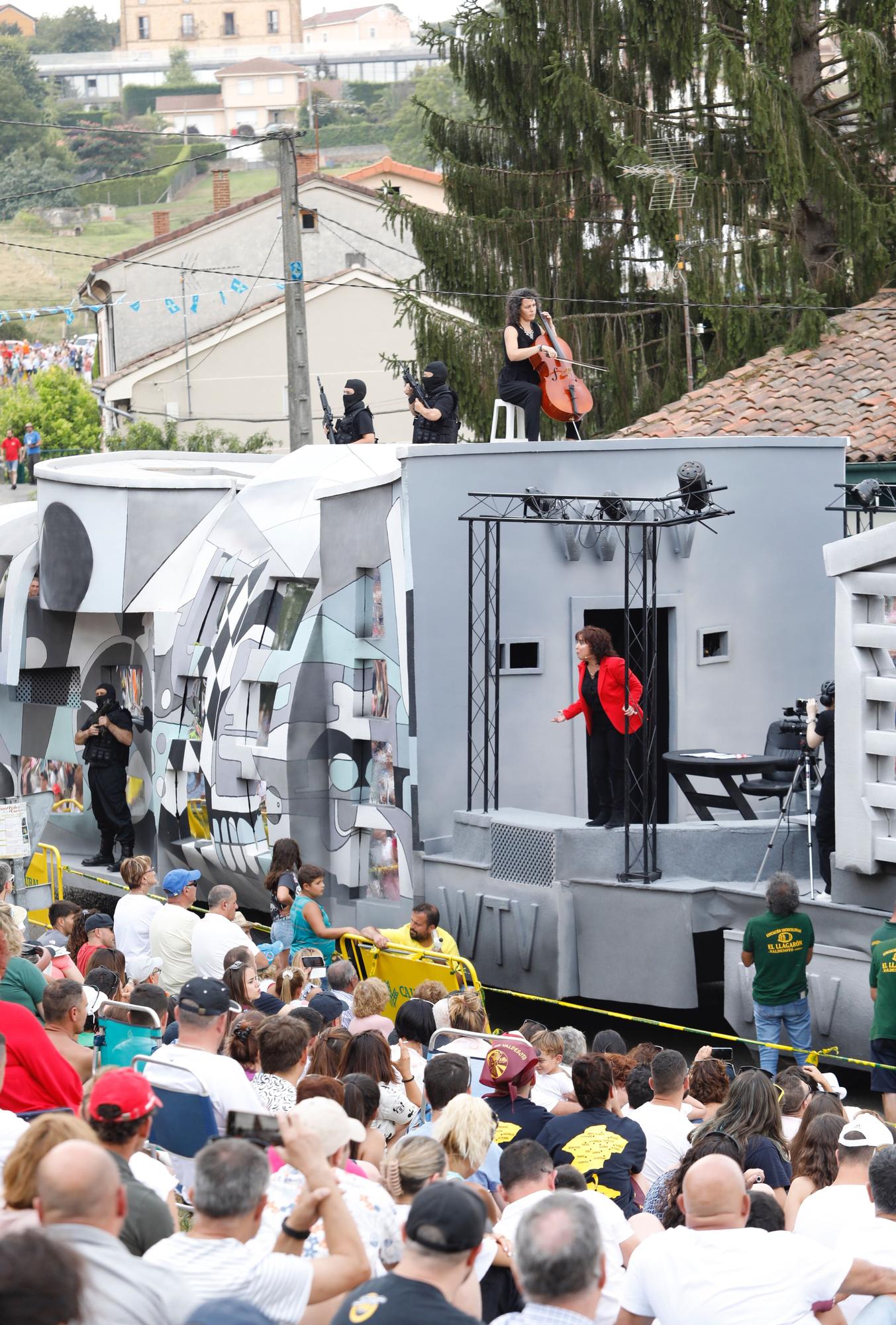 En imágenes: Las carrozas de Valdesoto vuelven con muchas risas