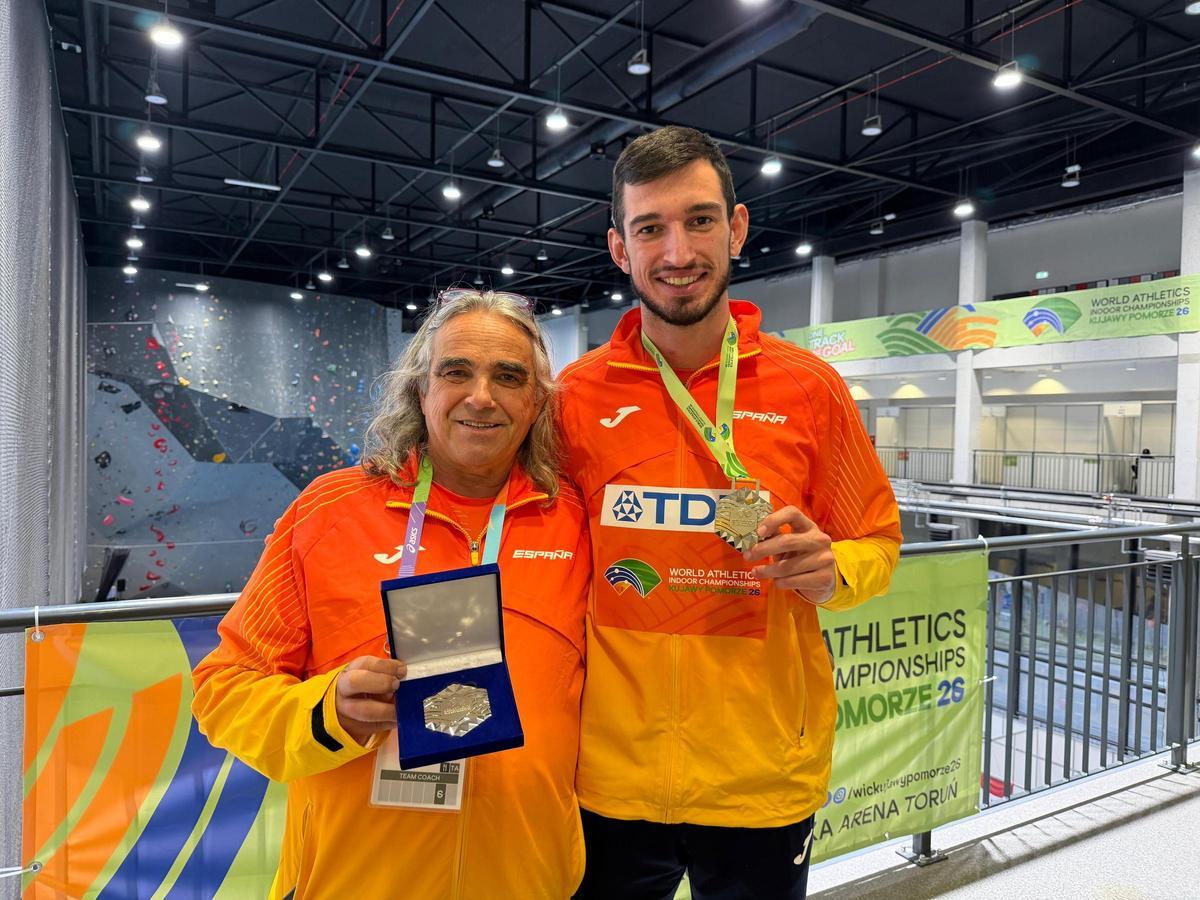 Quique Llopis posa para los fotógrafos con la medalla de plata junto con su entrenador, Toni Puig