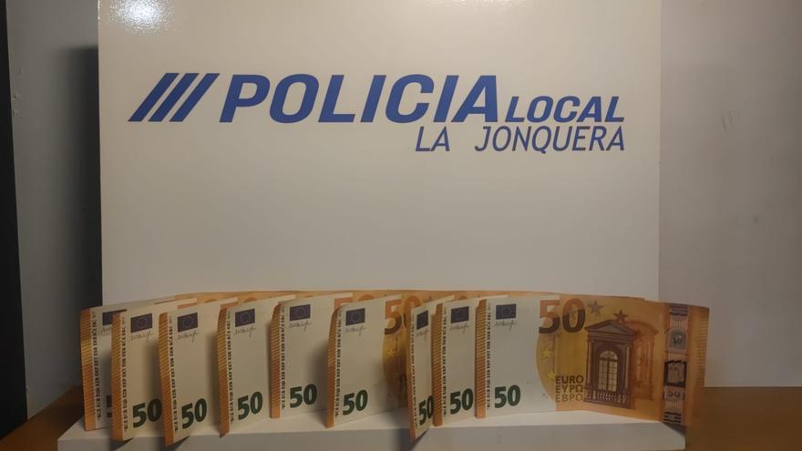 Detingut després d’intentar fer una compra de 630 euros amb bitllets falsos al Gran Jonquera