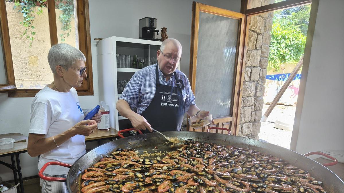La paella solidaria durante su elaboración.