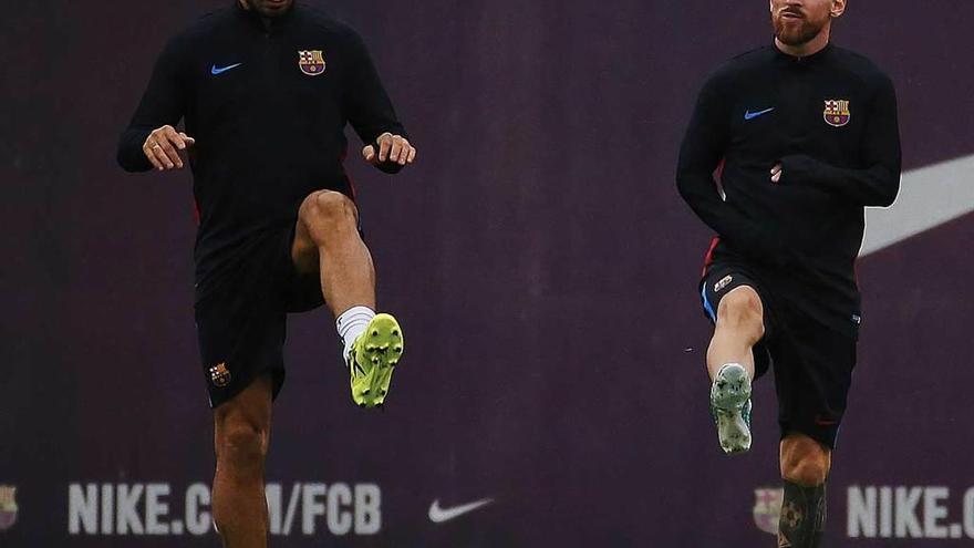 Luis Suárez, a la izquierda, y Messi, ayer en el entrenamiento.