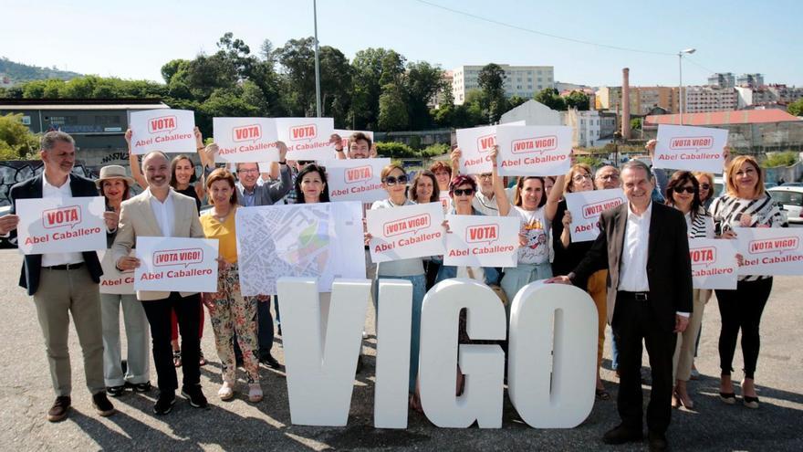 Caballero con gente de su lista, en Guixar, donde el PXOM prevé 500 pisos promovidos por Zona Franca.